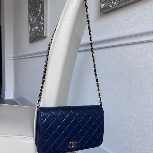 ✨ Authentic Chanel Navy Quilted Crossbody Bag – Excellent Condition ✨ - Picture 2 of 8